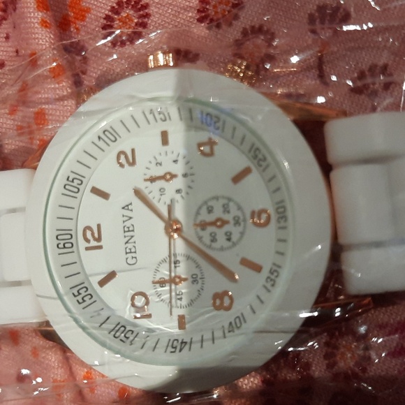 NWT SEXXXY SUMMER WHITE AND ROSE 🌹 GOLD WATCH 🌹 - Picture 2 of 3